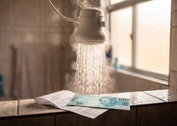 A ducha quente de 10 minutos por dia gasta em um mês o equivalente a manter a geladeira ligada o mês inteiro e cortar 3 minutos paga a assinatura de streaming da casa