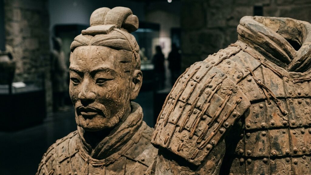 Um agricultor chinês cavou um poço em 1974, bateu numa cabeça de barro e desenterrou 8 mil soldados em tamanho real, e passou o resto da vida autografando livros na entrada do sítio arqueológico por um salário mínimo
