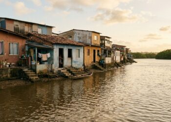 A cidade do Nordeste onde a maré invade casas em determinadas épocas do ano e os moradores aprenderam a erguer o mobiliário de casa
