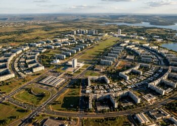 Brasília foi organizada por dois eixos que lembram uma aeronave vista do alto - Imagem criada por inteligência artificial (ChatGPT / Olhar Digital)
