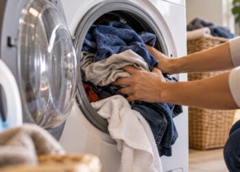 Técnico de lavadoras que faz reparos domésticos explica que muitos chamados começam com erros do próprio morador ao exagerar no sabão ou na carga: cesto, mangueira de drenagem, bomba de escoamento e pés niveladores, e ensina a dosagem e o peso corretos para cada ciclo