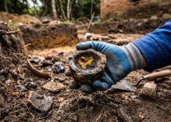 Escavações no Vale do Ribeira encontraram um forno de fundição de 300 anos que ainda tem escória grudada nas paredes e mostra a temperatura que os antigos alcançavam sem termômetro