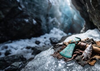 O corpo de um homem de 5.300 anos encontrado congelado nos Alpes tinha 61 tatuagens exatamente sobre pontos de acupuntura, um machado de cobre puro e uma ponta de flecha nas costas que só foi vista em 2001, dez anos depois da descoberta