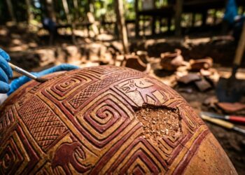 A cerâmica marajoara tem 2 mil anos, foi feita com cinza de casca de árvore misturada ao barro para não trincar na queima, e ceramistas de hoje ainda não conseguem reproduzir a peça grande sem rachadura