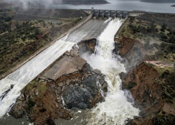 Cerca de 188 mil deixaram suas casas em 2017 após um buraco crescer no escoadouro da barragem de Oroville e levar ao primeiro uso da saída de emergência