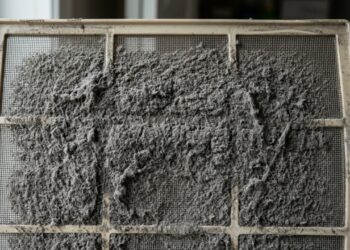 Técnico de ar-condicionado que atende casas conta que 90% dos casos em que o aparelho central não resfria direito começam com filtro de ar sujo, problema que o próprio morador pode evitar, e ensina quando trocar o filtro antes que a serpentina congele