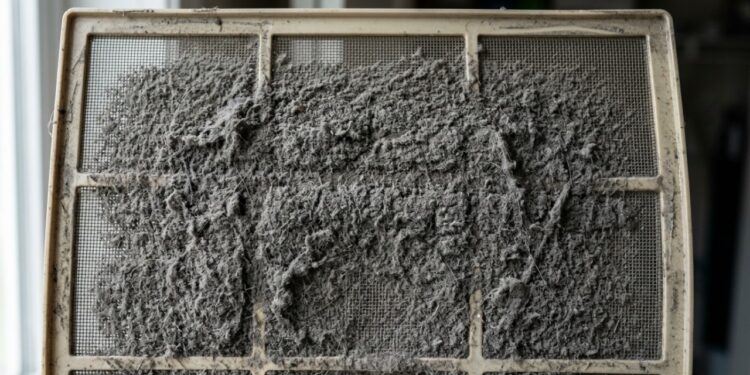 Técnico de ar-condicionado que atende casas conta que 90% dos casos em que o aparelho central não resfria direito começam com filtro de ar sujo, problema que o próprio morador pode evitar, e ensina quando trocar o filtro antes que a serpentina congele