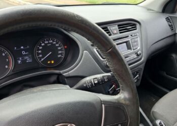 Para que serve a pequena seta ao lado do desenho da bomba de combustível no painel de instrumentos do carro?