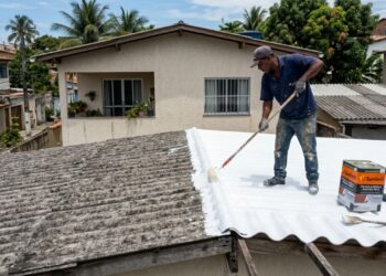A gambiarra do telhado pintado de branco que derruba a temperatura da casa como um forro térmico: a tinta reflete o sol, o telhado esquenta menos e o cômodo abaixo fica vários graus mais fresco