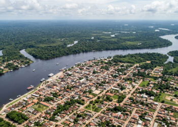 A maior cidade do Brasil em extensão territorial ocupa quase 160 mil quilômetros quadrados, uma área maior que países inteiros, mas tem menos de um habitante por quilômetro quadrado