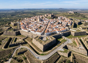 Vista do alto, uma cidade portuguesa parece cercada por formas geométricas de pedra no maior sistema abaluartado com fossos secos do mundo