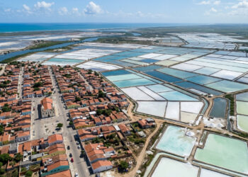 O município do Rio Grande do Norte onde parte do sal que tempera a comida do Brasil ainda é colhida à mão em tanques chamados cristalizadores
