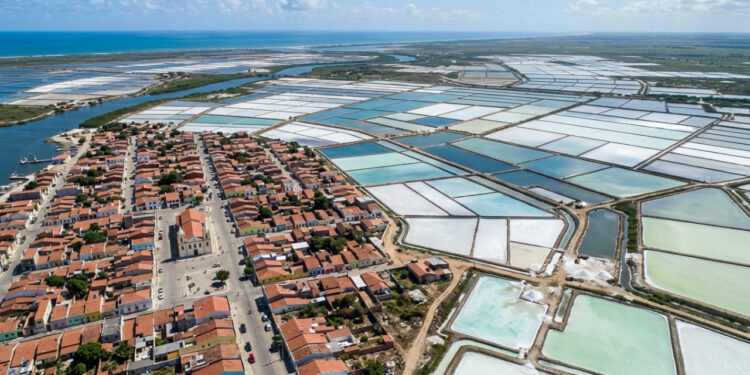 O município do Rio Grande do Norte onde parte do sal que tempera a comida do Brasil ainda é colhida à mão em tanques chamados cristalizadores