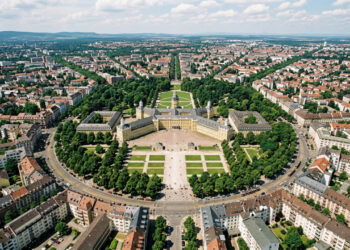 Vista do alto, uma cidade alemã parece desenhada com régua e compasso: o palácio ocupa o centro e dezenas de ruas se espalham como um enorme sol