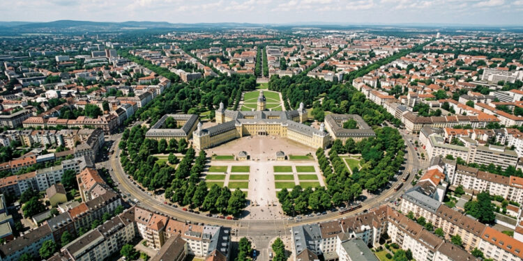 Vista do alto, uma cidade alemã parece desenhada com régua e compasso: o palácio ocupa o centro e dezenas de ruas se espalham como um enorme sol