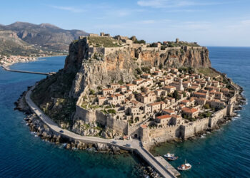 Uma cidade medieval ocupa uma rocha gigantesca que parece nascer do mar e só se conecta ao continente por uma passagem estreita