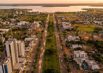 Vista do alto, uma das capitais mais jovens do Brasil, parece um enorme tabuleiro cortado por duas avenidas que organizam grandes quadras planejadas