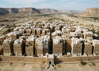 Shibam surge como um bloco vertical de barro cercado por muralhas no deserto, no Iêmen - Imagem criada por inteligência artificial (ChatGPT / Olhar Digital)