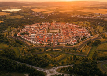 Vista do alto, uma cidade francesa criada do zero em 1698, revela octógono regular com 48 quarteirões entre duas linhas fortificadas