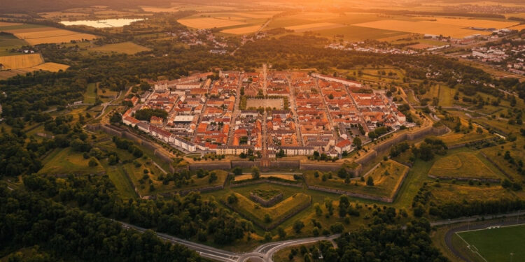 Vista do alto, uma cidade francesa criada do zero em 1698, revela octógono regular com 48 quarteirões entre duas linhas fortificadas