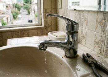 Marido de aluguel que faz pequenos reparos relata que 70% dos chamados dele são problemas que o próprio morador causou apertando demais registro, torneira, sifão e válvula de descarga, e explica por que a força adequada varia conforme cada peça