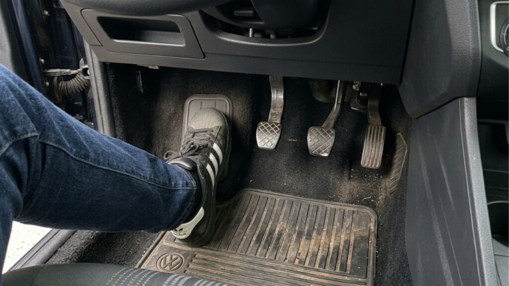 Mecânico que ajusta câmbio manual há dez anos repete o mesmo alerta: descansar aquele pé direito com firmeza sobre o pedal da embreagem lixa constantemente todo o disco do platô principal enquanto o seu carro desliza nas longas retas quentes, e é sempre a caixa de marchas que quebra