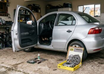 Mecânico que ajusta câmbio manual há dez anos repete o mesmo alerta: descansar aquele pé direito com firmeza sobre o pedal da embreagem lixa constantemente todo o disco do platô principal enquanto o seu carro desliza nas longas retas quentes, e é sempre a caixa de marchas que quebra