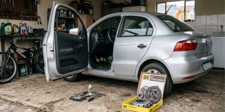 Mecânico que ajusta câmbio manual há dez anos repete o mesmo alerta: descansar aquele pé direito com firmeza sobre o pedal da embreagem lixa constantemente todo o disco do platô principal enquanto o seu carro desliza nas longas retas quentes, e é sempre a caixa de marchas que quebra