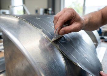 "Painel solar" revolucionário dispensa vidro e moldura: filme de 0,85 mm converte 24,4% da luz em energia