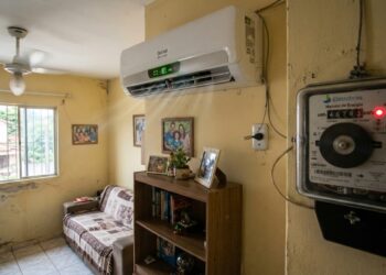 O ar-condicionado ligado por 8 horas a 1.400 watts gasta o equivalente a manter a geladeira funcionando por três dias, e subir a temperatura em 2 graus já reduz a conta