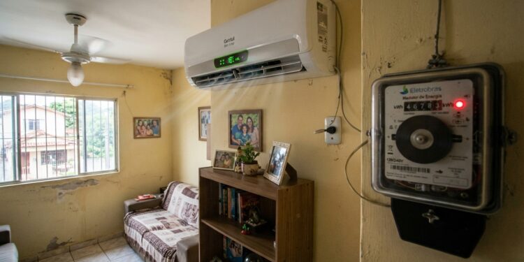 O ar-condicionado ligado por 8 horas a 1.400 watts gasta o equivalente a manter a geladeira funcionando por três dias, e subir a temperatura em 2 graus já reduz a conta