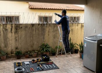 Casal instala concertina sobre o muro compartilhado e vizinho mede 22 centímetros de lâmina invadindo o quintal: até onde vai o direito de proteger a própria casa quando o muro é de dois