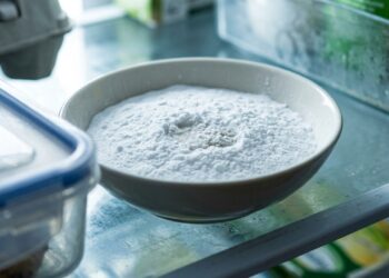 Bicarbonato dentro da geladeira contra odores