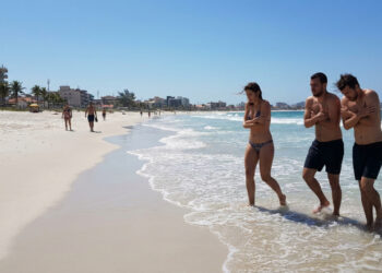 A cidade litorânea onde o mar pode ficar surpreendentemente frio mesmo sob sol forte porque ventos fazem águas profundas subirem até a superfície