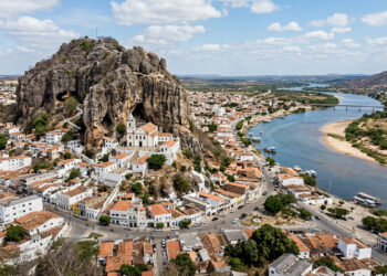 Às margens do São Francisco, uma cidade cresceu ao redor de um enorme morro de pedra onde grutas naturais abrigam igrejas e um dos grandes santuários do interior brasileiro