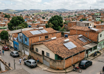 A cidade mineira que serviu de teste para a primeira experiência urbana monitorada de aquecimento solar do Brasil, onde 100 casas populares receberam o equipamento de graça