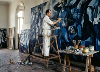 Candido Portinari trabalhando em uma das grandes telas de Guerra e Paz em seu ateliê na década de 1950. - (Imagem gerada por inteligência artificial-ChatGPT/Olhar Digital)