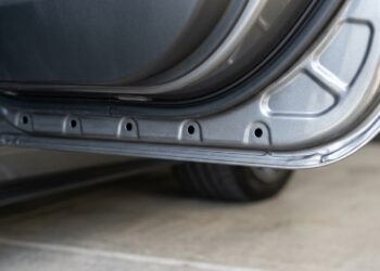 O que são aqueles furinhos embaixo da porta do carro: entenda a importância desses furos na preservação do seu carro