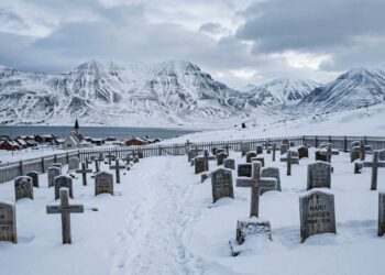 Enterrar corpos é proibido por lei em uma cidade da Noruega: o solo congelado não deixa o corpo se decompor, e moradores terminais precisam ser levados para o continente antes de morrer