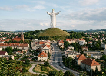 Uma cidade de 19 mil habitantes inaugurou em 2010 um Cristo Rei de 36 metros que chega a 52,5 metros com o monte, mais alto que o Cristo Redentor