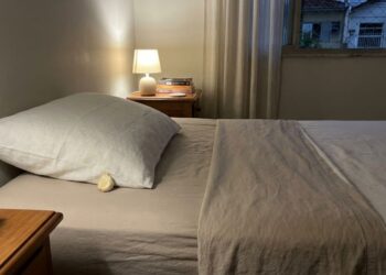 Dente de alho descascado debaixo do travesseiro à noite: para que serve e por que recomendam