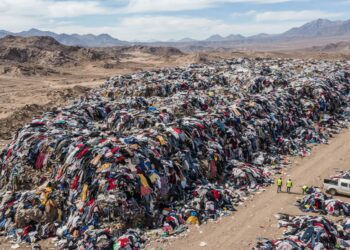 Deserto do Atacama vira depósito de 60 mil toneladas de roupas vindas da Europa: dá para ver do espaço