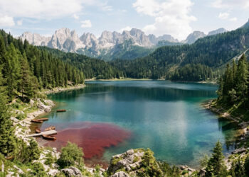 O lago que ficava vermelho todo verão por causa de uma alga e parou de mudar de cor depois de 1964