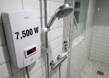 O chuveiro de uma família de 4 pessoas gasta por mês o equivalente a rodar um carro elétrico por 300 km e um resistor mais eficiente economiza o suficiente para pagar o botijão