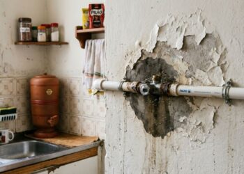 Bombeiro hidráulico que abre tubulações há anos repete o mesmo alerta: vedar os canos misturando o PVC claro com uma ponta longa de metal e usando pouco silicone flexível cede rapidamente após a forte pressão da água fria vinda do cano da rua, e é o gotejamento escuro e silencioso que pudre a parede