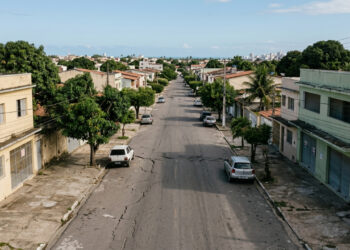 O bairro de Maceió que foi evacuado quando o chão começou a afundar sobre minas de sal-gema, 60 mil pessoas saíram de casa, e as ruas viraram cidade fantasma com semáforo funcionando