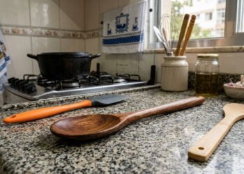 Qual utensílio é mais higiênico para mexer a comida: espátula de silicone, colher de bambu ou madeira tradicional?