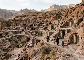 As famílias moram dentro de casas escavadas à mão na rocha macia e alternam entre a caverna de inverno e pastagens de montanha na primavera e no outono, num ciclo de três estações