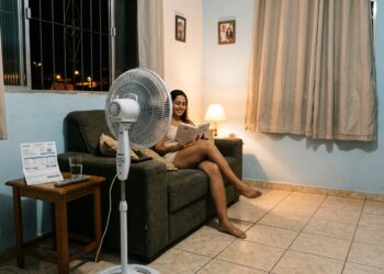Eletricistas e técnicos de climatização concordam: um ventilador de 60 watts ligado 8 horas por dia custa menos de R$ 15 por mês na conta de luz, e a matemática é simples