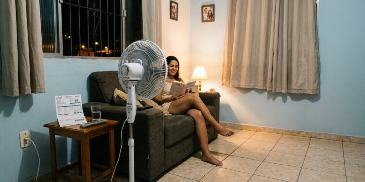 Eletricistas e técnicos de climatização concordam: um ventilador de 60 watts ligado 8 horas por dia custa menos de R$ 15 por mês na conta de luz, e a matemática é simples